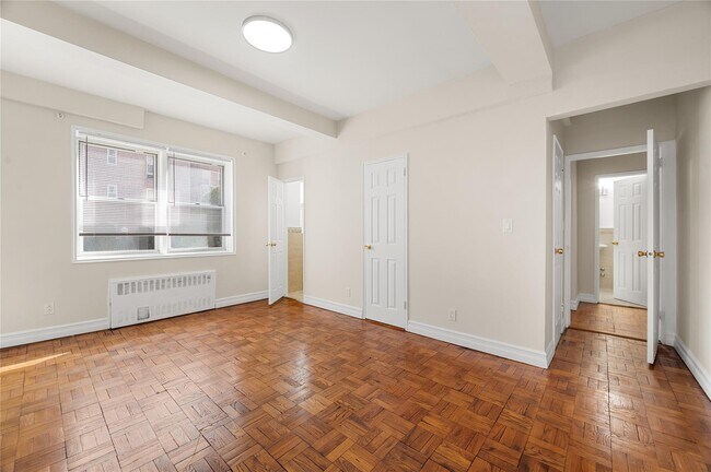 Building Photo - 3 Sadore Ln