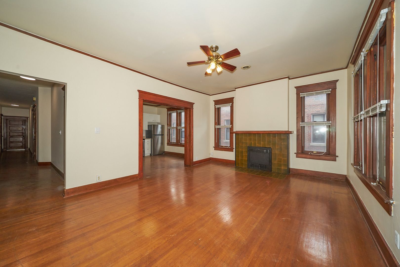 Building Photo - Huge One Bedroom on Near North Side