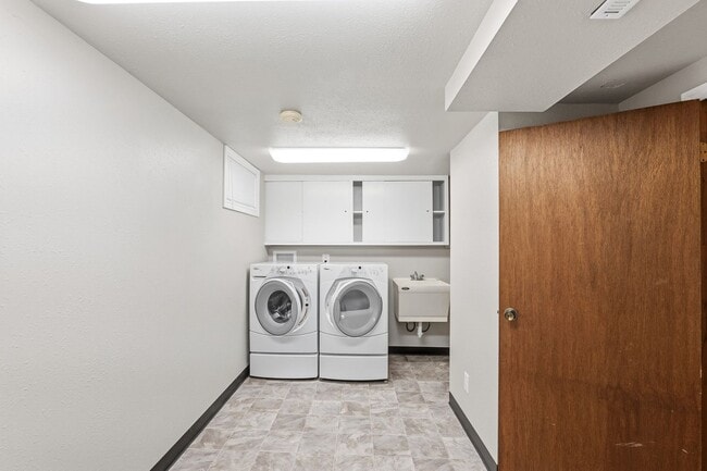 Building Photo - Charming 3-Bed, 2-Bath Bungalow in North Portland