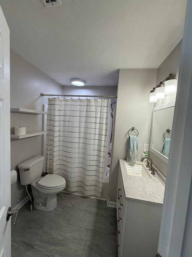 Building Photo - 10412 Pinoak View Dr