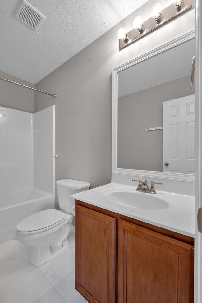 Building Photo - Donelson townhouse, 2 minutes from the lak...