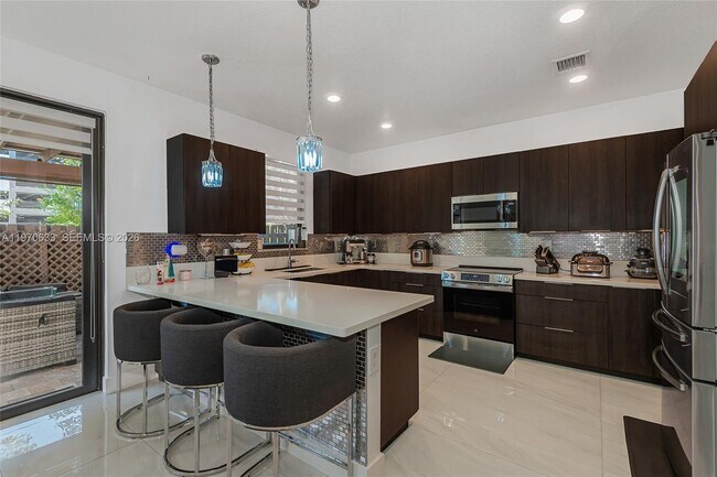 Building Photo - 7902 NW 105th Ct