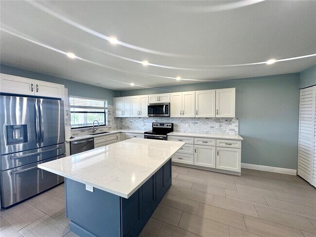 Building Photo - 12500 Capri Cir N