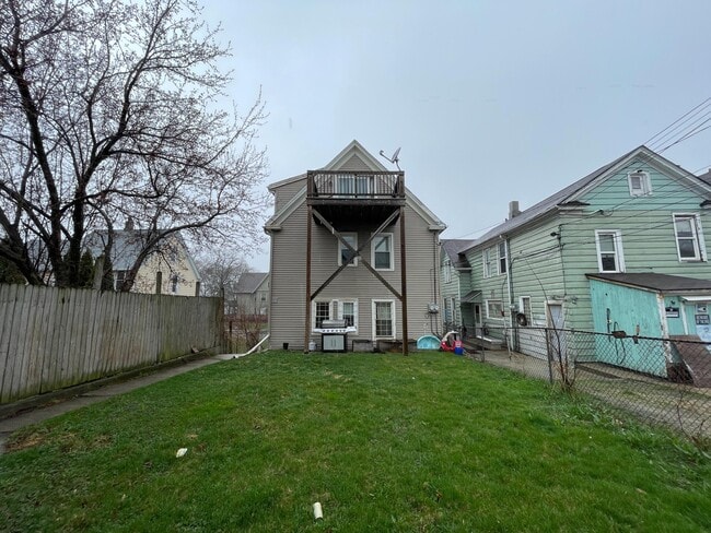 Building Photo - 2212 N Holton St