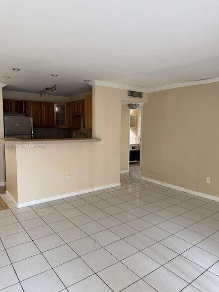 Building Photo - 10383 N Kendall Dr