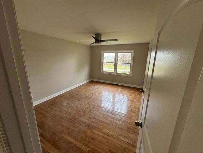 Building Photo - 519 Meadowlawn Dr