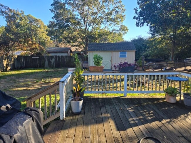 Building Photo - 121 Shore Dr