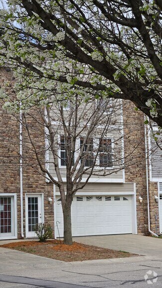 Building Photo - Stylish 3-Story Townhouse in Beautiful Wau...