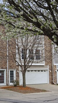 Building Photo - Stylish 3-Story Townhouse in Beautiful Wau...