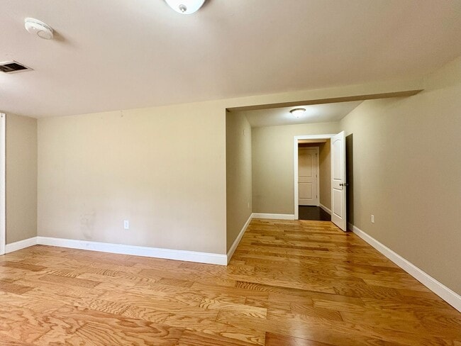 Building Photo - Charming 2-Bedroom Townhouse For Rent in L...