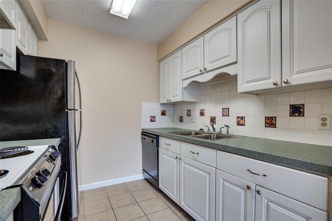 Building Photo - 500 E Riverside Dr