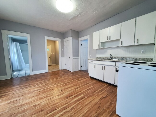 Building Photo - 3 Bed - 2 Full Bath Cape Cod for Rent