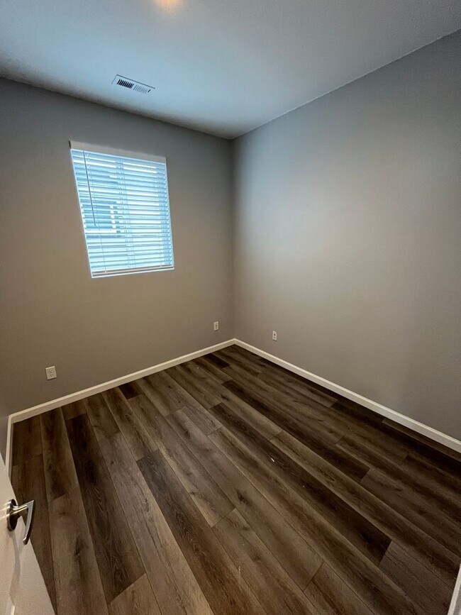 Building Photo - PRIME LOCATION IN THE HEART OF COMMERCE CI...