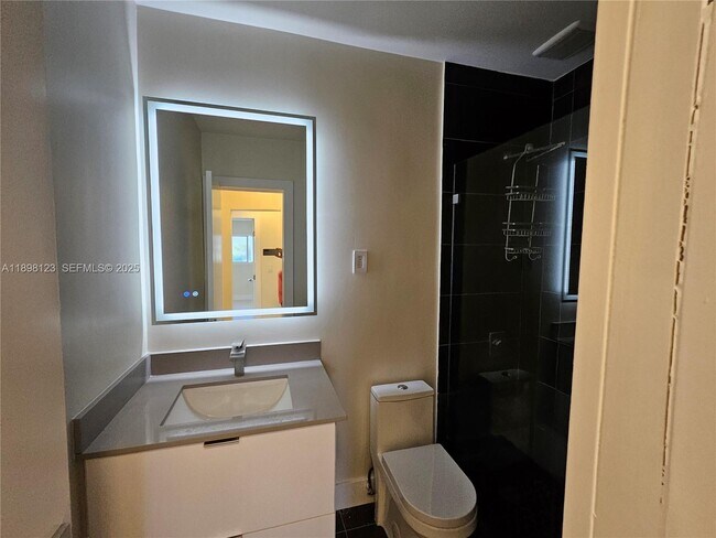 Building Photo - 834 Raymond St