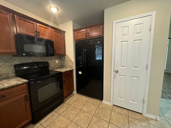 Building Photo - 4 bedroom located in Yowell Ranch!