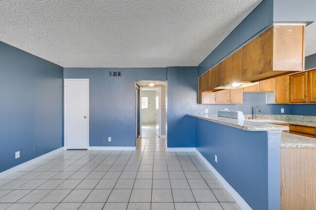 Building Photo - Charming 2-Bedroom Unit in a Well-Maintained 4-Plex!