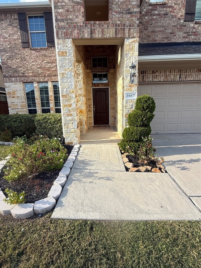 Building Photo - 1617 Darwin Cedar Dr