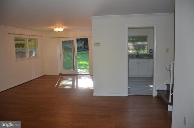 Building Photo - 1446 Mayflower Dr