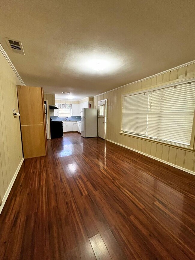 Building Photo - 411 Redbud Ln