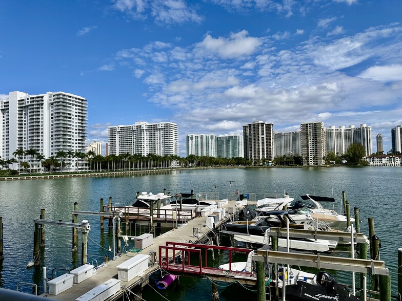 MARINA - SOCIAL AREA, BBQ - 18041 Biscayne Blvd