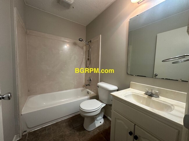 Building Photo - 3 BD 1 BA
