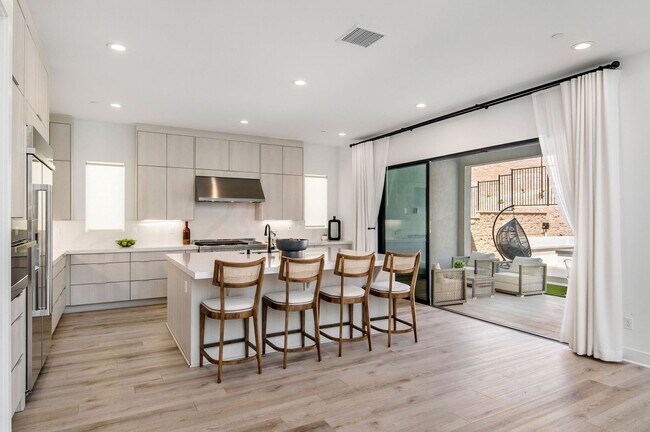 Building Photo - Fantastic 5 bed 4.5 bath with Pool in Porter Ranch !