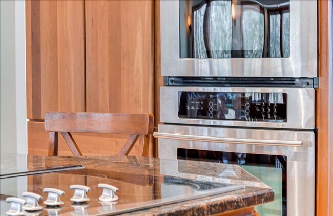 Building Photo - 441 Burlingham Rd