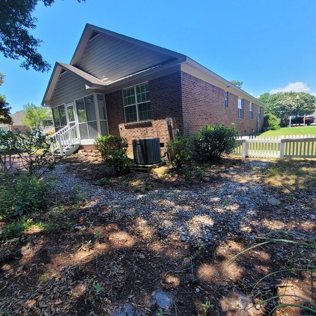 Building Photo - Welcome to this beautiful 3 bedroom, 2 bat...