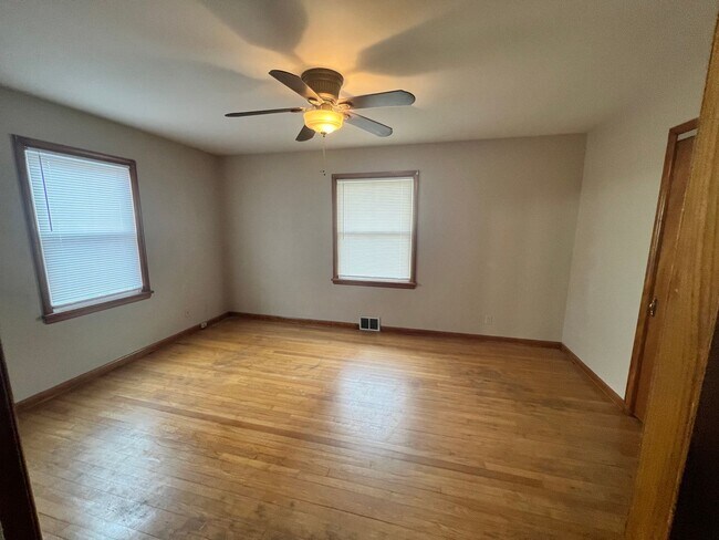 Building Photo - Cloverport Neighborhood! Dixie close to Wa...