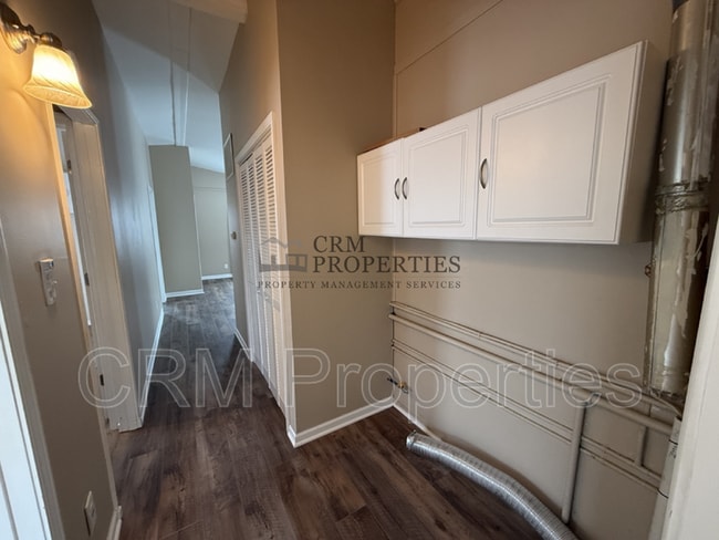 Building Photo - 1004 E Cornell Rd