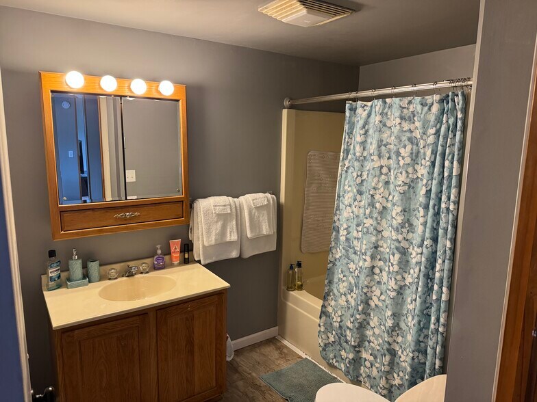 Downstairs full bathroom - 15 Lakeside Dr