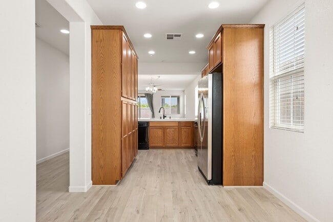 Building Photo - Desirable Elk Grove Area
