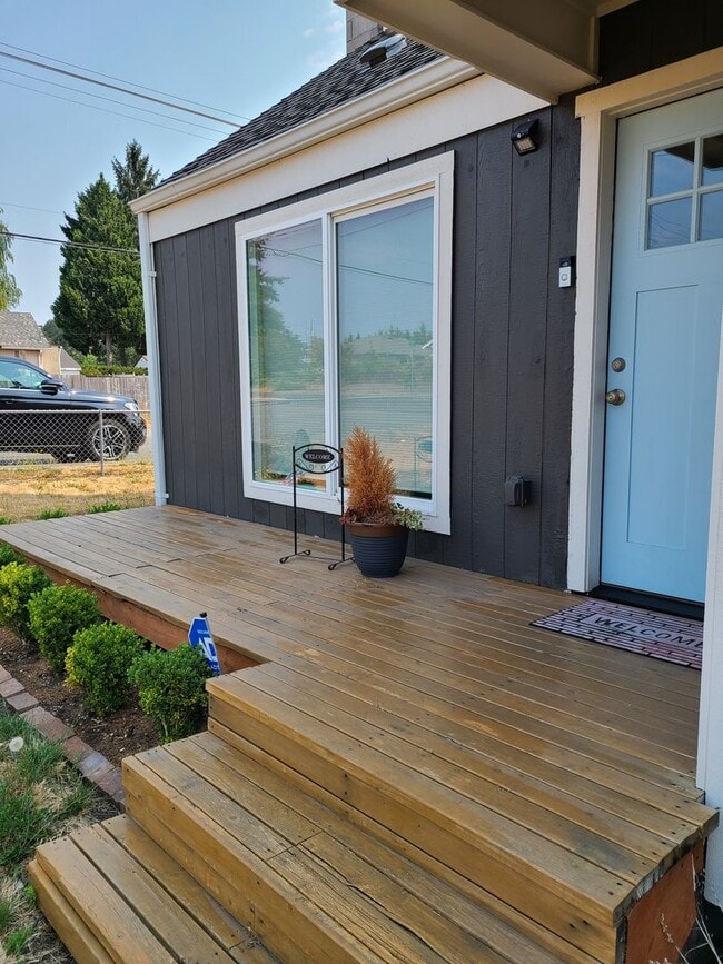 Building Photo - Beautifully Updated South Tacoma 3 Bedroom