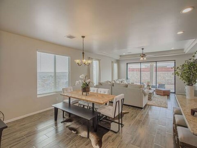 Building Photo - Beautiful East side House 3 Bed
