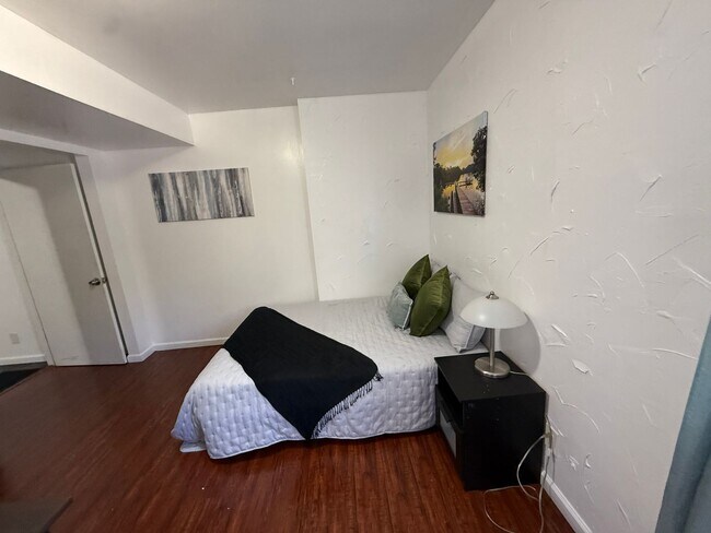 Building Photo - 68 E 200 S