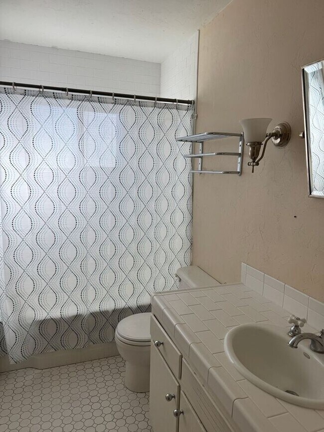 Building Photo - Prime Central Tucson Living: 3BD/2BA with Large Backyard – Mins to U of A & Banner