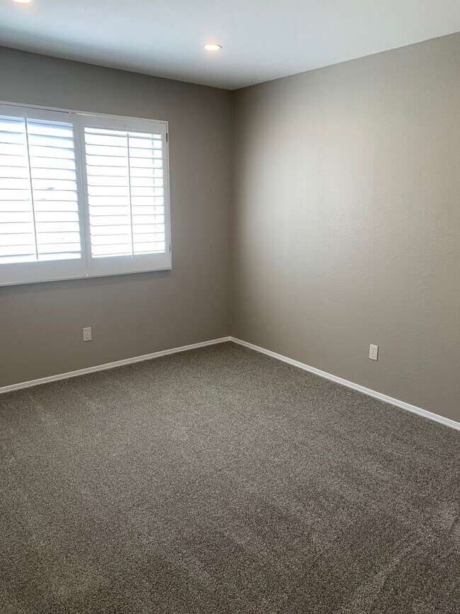 Building Photo - SHOWS LIKE A MODEL- IMMEDIATE MOVE-IN!!!