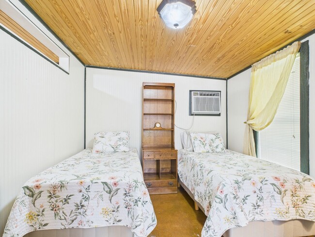 Building Photo - Charming Studio with Large Bathroom, Cute Kitchen & Private Fenced Yard
