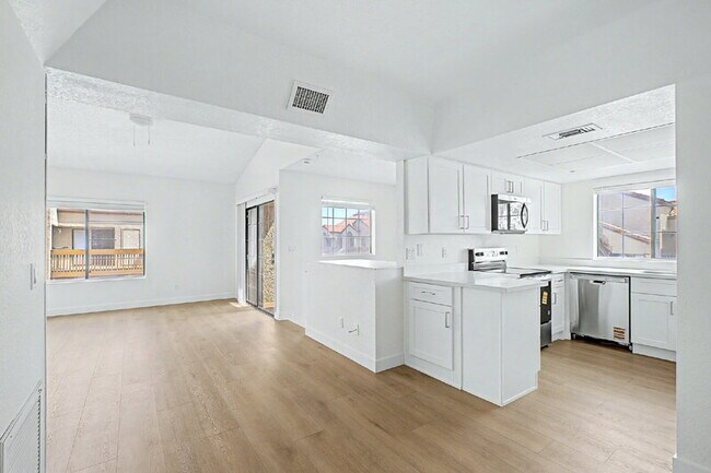 Building Photo - 818 S Westwood