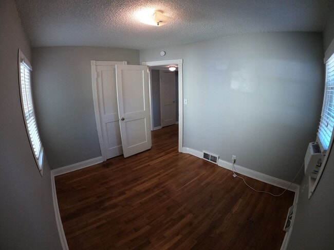 Building Photo - Very Clean Royal Oak Ranch