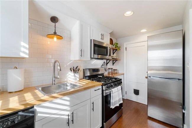 Building Photo - 494 Serpentine Dr