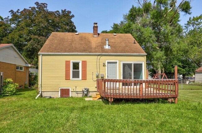 Building Photo - Cozy 2-Bedroom Home with Bonus Room & Fenced Yard!