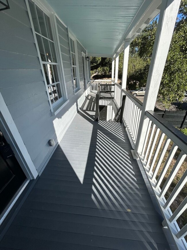 Building Photo - 2 bed / 1 bath ~ 2nd floor unit on Elizabeth St.