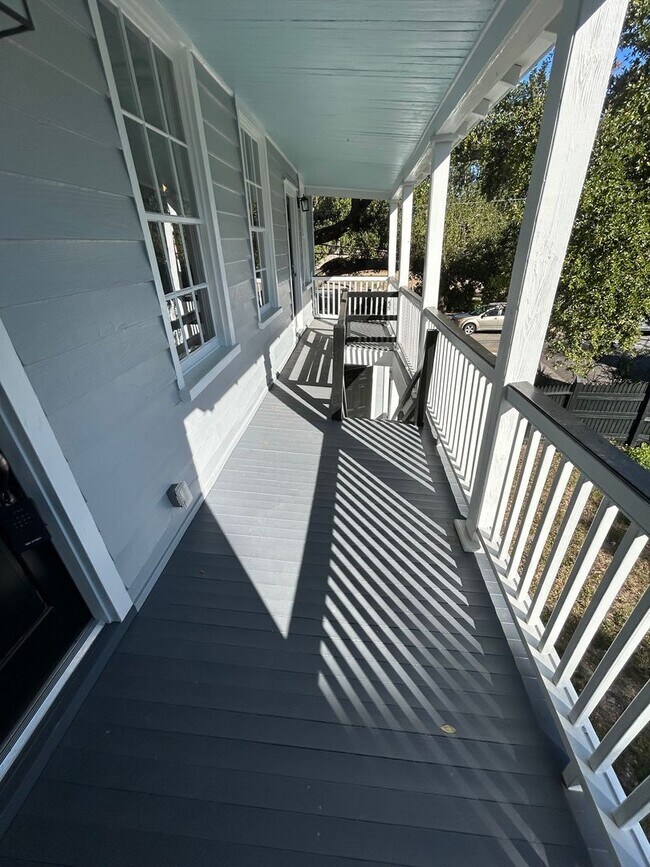 Building Photo - 2 bed / 1 bath ~ Move-In TODAY!