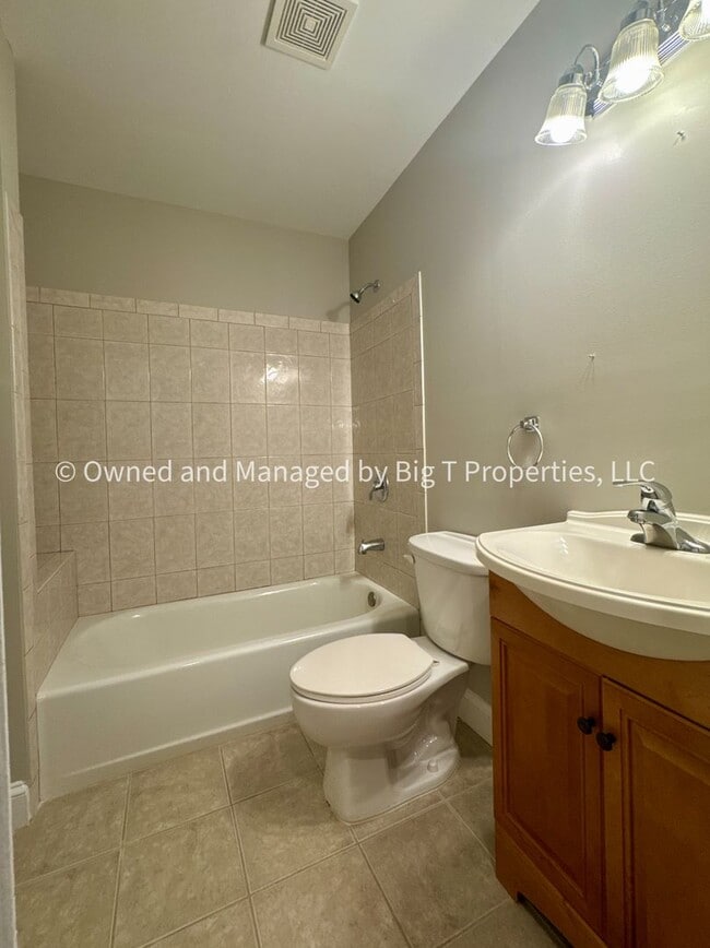 Building Photo - Beautifully updated huge townhouse in Wood...