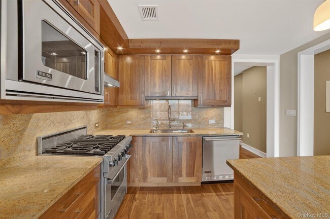 Building Photo - 5 Renaissance Square