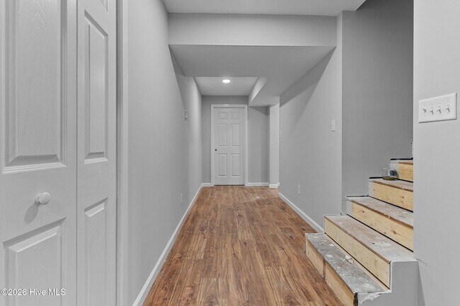 Building Photo - 450 Crestview Rd