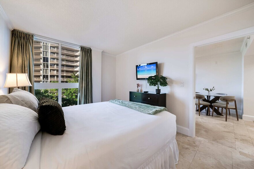 Building Photo - 2951 S Bayshore Dr