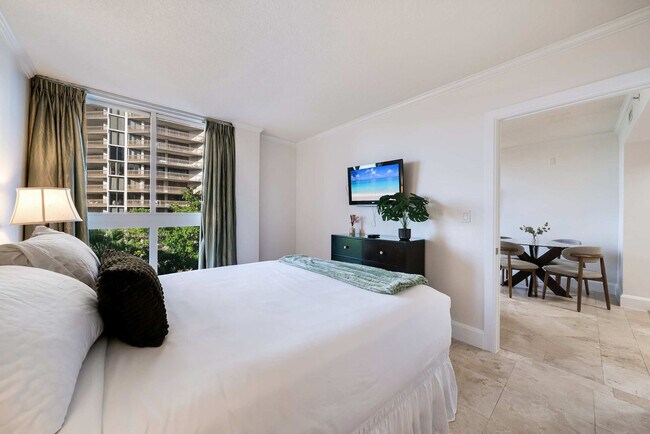 Building Photo - 2951 S Bayshore Dr