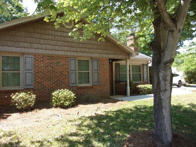 Building Photo - Beautiful 2 Bedroom Brick Ranch with Private Courtyard Patio